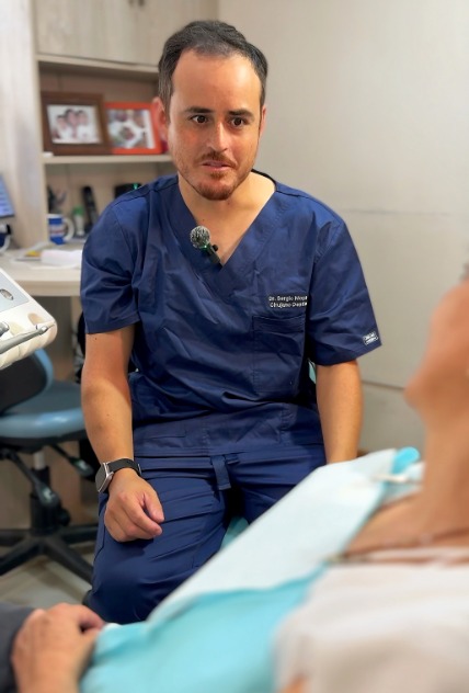 Profesional atendiendo a un paciente en Cuidatusonrisa